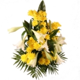 Grabstrauß mit weißen Lilien und gelben Chrysanthemen