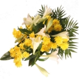 Trauerstrauß Abschied in Gelb-Weiß mit Chrysanthemen und Lilien und Trauerkarte