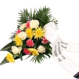 Trauerstrauß in Gelb-Weiß-Rosa mit Rosen, Nelken und Chrysanthemen mit Schleife