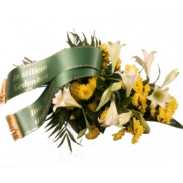 Trauerstrauß mit Lilien und Chrysanthemen in Gelb / Weiß mit Trauerschleife