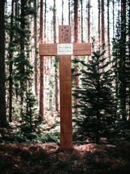 hölzernes Gedenkkreuz mit freier Plakette und Gravur Grabasche Urne Friedhof